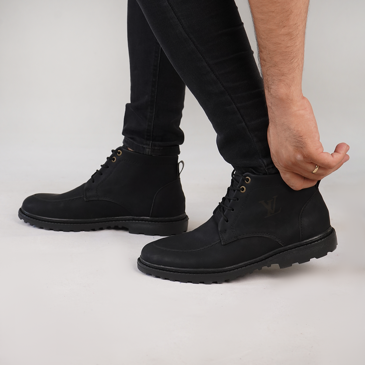 نیم بوت مردانه LV مشکی مات مدل Roni